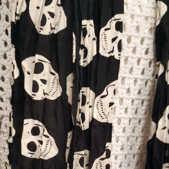 Raj Skull Scarf - Picture 3 of 3